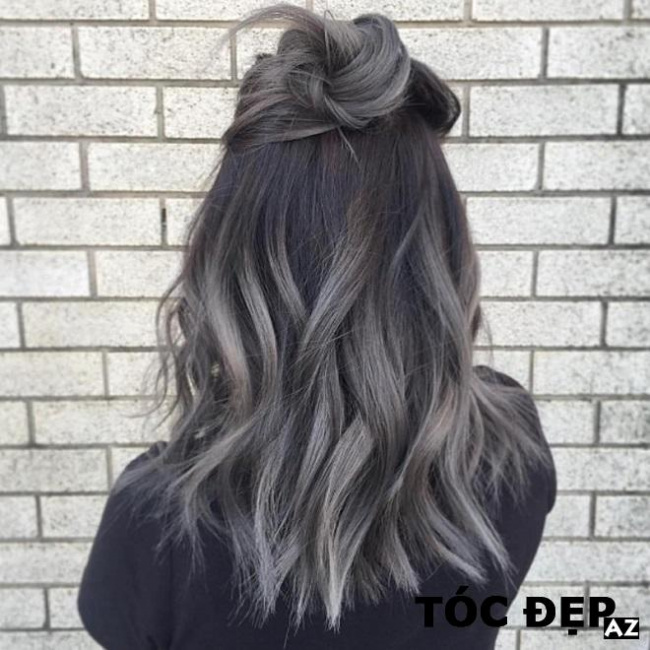 Móc lai tóc màu bạch kim là xu hướng mới nhất của thời trang tóc. Với màu sắc tươi sáng và hiện đại, đây chắc chắn sẽ làm bạn trở nên nổi bật và cuốn hút hơn!