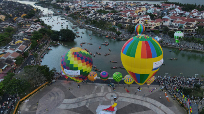 Thousands of people watching hot air balloons in Hoi An