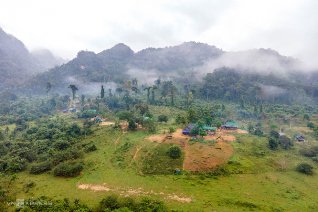 doong version, live in the middle of the national forest, phong nha, phong nha - ke bang national park, quang binh, village of 13 households living in isolation in the national forest