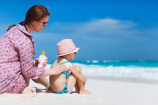 mách bố mẹ cách chọn kem chống nắng thích hợp cho bé mùa hè