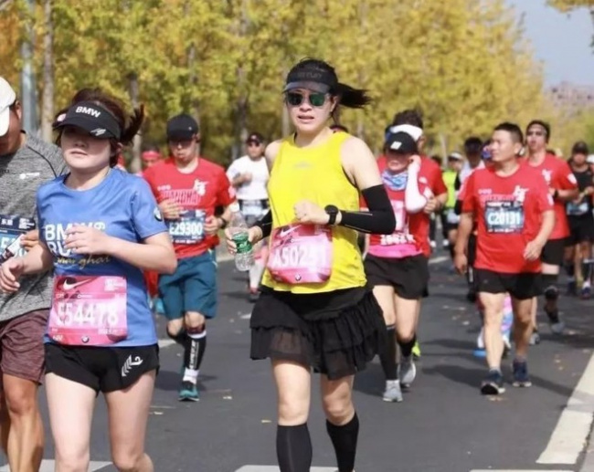 Cô gái Trung Quốc giành huy chương ở giải chạy marathon khi mang thai 8 tháng