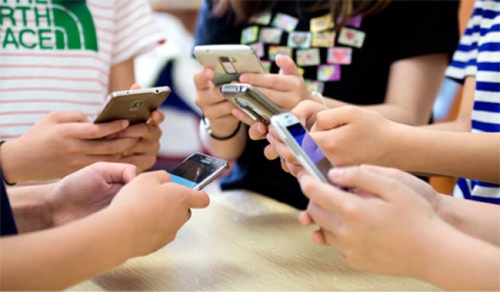 8 Bài văn nghị luận xã hội về việc lạm dụng điện thoại di động ở học sinh (lớp 9) hay nhất