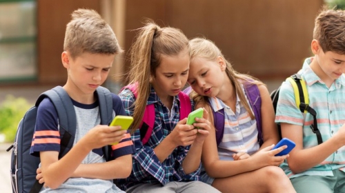 8 bài văn nghị luận xã hội về việc lạm dụng điện thoại di động ở học sinh (lớp 9) hay nhất