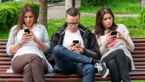 8 bài văn nghị luận xã hội về việc lạm dụng điện thoại di động ở học sinh (lớp 9) hay nhất