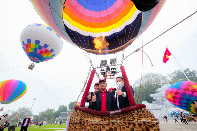 hot air balloon, hot air balloon festival, international hot air balloon festival in tuyen quang, tuyen quang, vietjet, the international hot air balloon festival adorns the beauty of the northeast’s mountains and forests