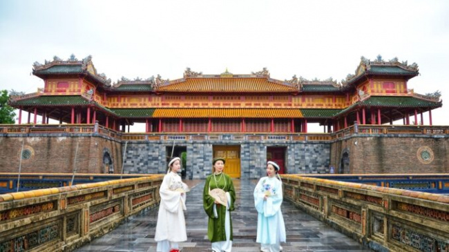 Young people in ao dai promote Hue as a safe and friendly destination