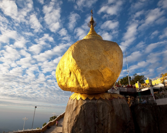 chiêm bái chùa golden rock trên đỉnh kyaikhtiyo – myanmar
