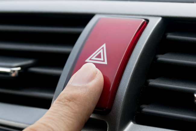 lái xe ô tô ở nhật: trường hợp khẩn cấp nên làm gì?