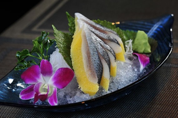 Komochi Nishin – Sashimi cá trích ép trứng Nhật Bản