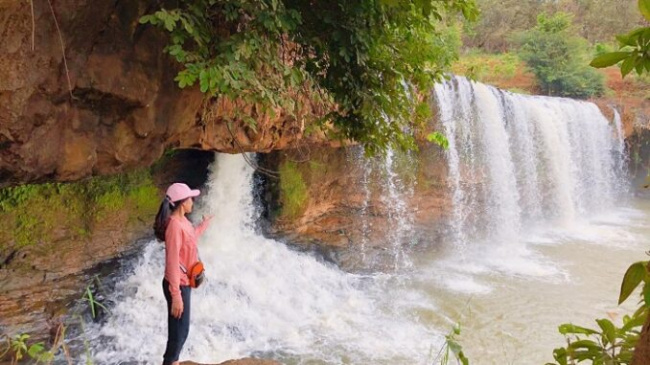Beautiful Dak Mai Binh Phuoc Waterfall captivates visitors at first sight
