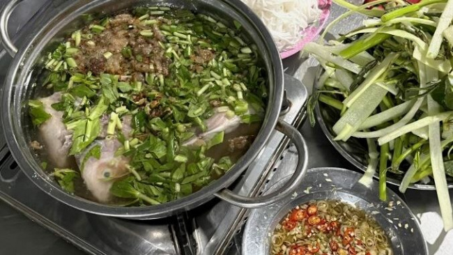 The unnamed fish hotpot restaurant attracts hundreds of customers in Tay Ninh