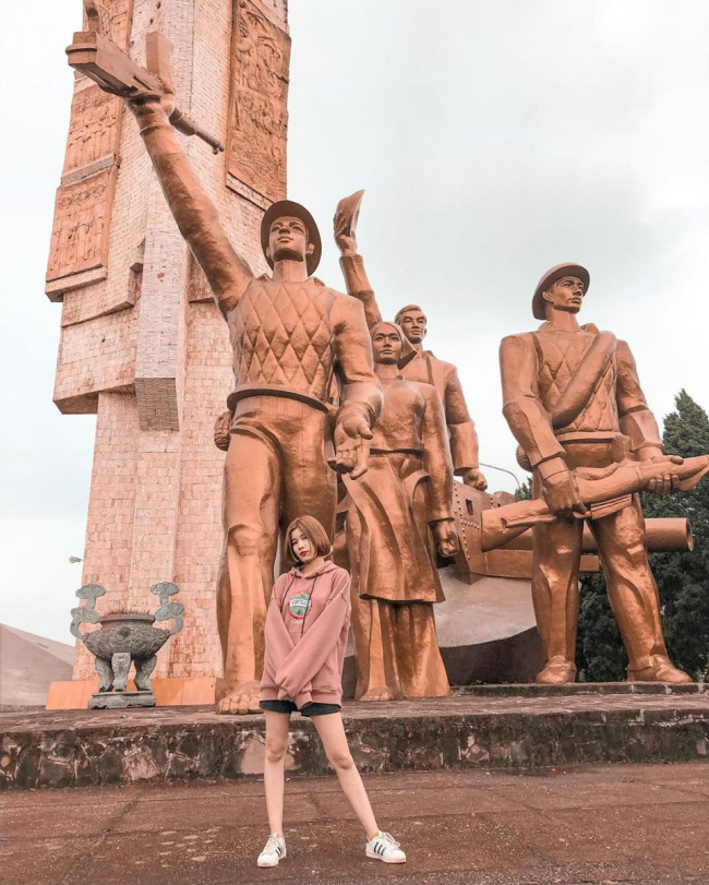 Tham quan tượng đài chiến thắng Mậu Thân Vĩnh Long