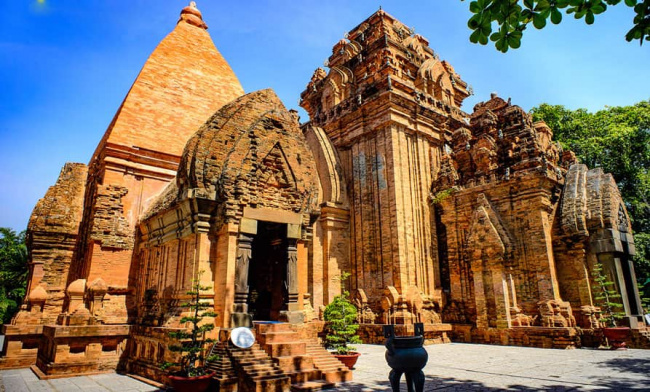 Tháp Bà Ponagar địa điểm tâm linh bí ẩn giữa Nha Trang