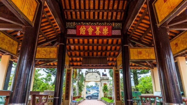 Visit the pure and peaceful Mausoleum of Mac Cuu in Kien Giang