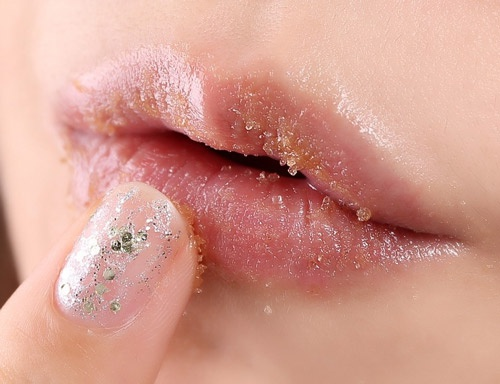 review top 5 sản phẩm tẩy tế bào chết môi hiệu quả cho đôi môi căng mọng