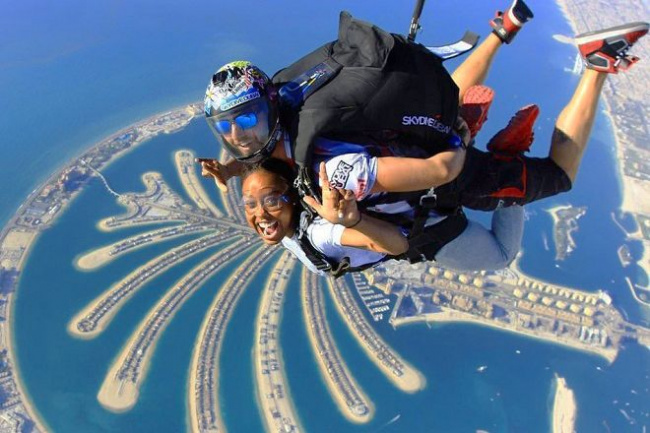 Du lịch ở Dubai: thử thách với môn nhảy dù
