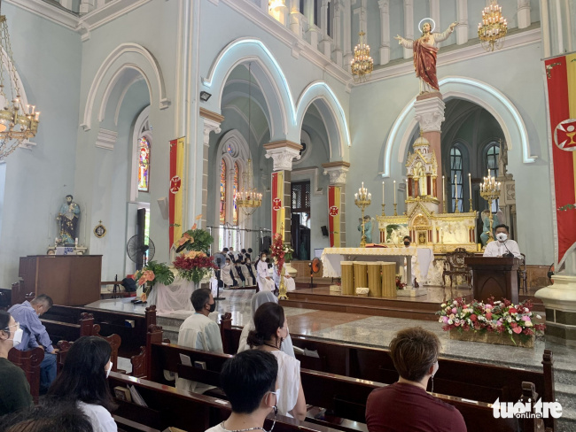 church of huyen si, foreigner community, holy week, masses, notre dame cathedral saigon, risen lord, foreigners in ho chi minh city celebrate easter