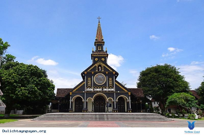 Nhà thờ chánh tòa Kon Tum – nhà thờ gỗ Kon Tum