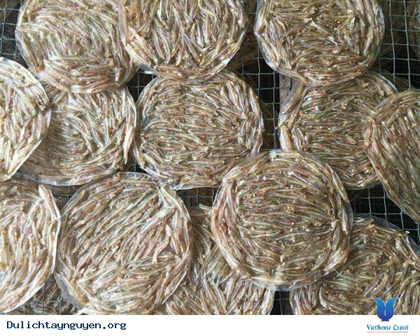 Đặc sản bánh tráng cá cơm Kon Tum