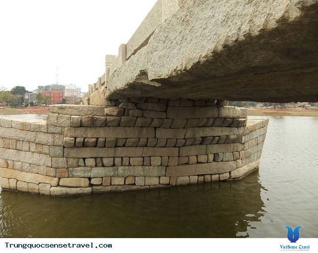 cây cầu bằng đá được xây dựng cách đây gần 1000 năm tại trung quốc