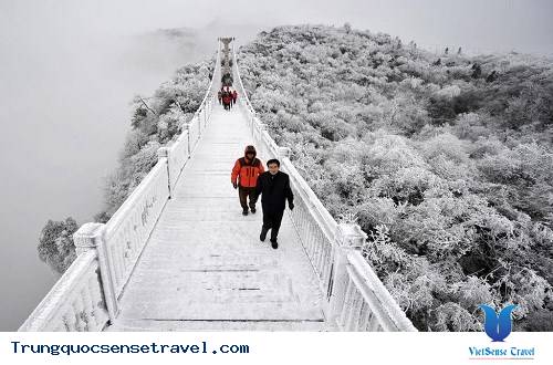 Khám phá Thiên Môn Sơn mùa băng tuyết tại Trương Gia Giới