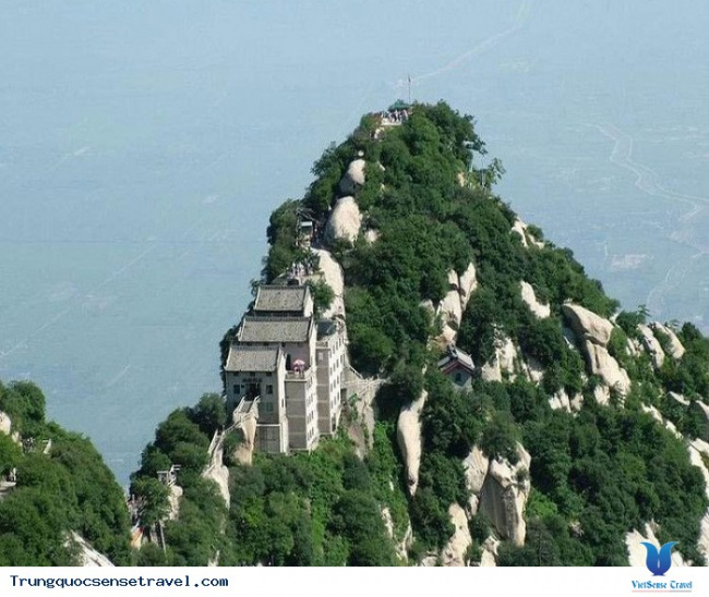 Trải nghiệm con đường leo núi nguy hiểm ở Trung Quốc