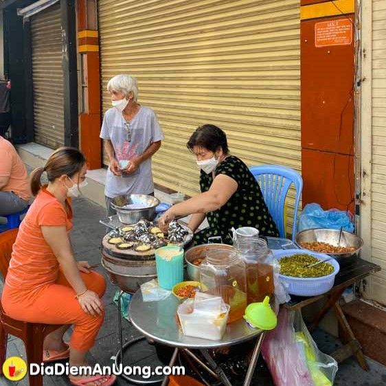 Hàng BÁNH CĂN KHÔNG BẢNG HIỆU của ông bà cụ chỉ bán 3 tiếng, lọt thỏm ở phố Tây Sài Gòn