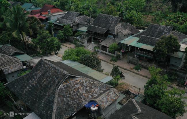 da river, dien bien, house on stilts with stone roof, thailander, street of houses on stilts with stone roofs by the da river
