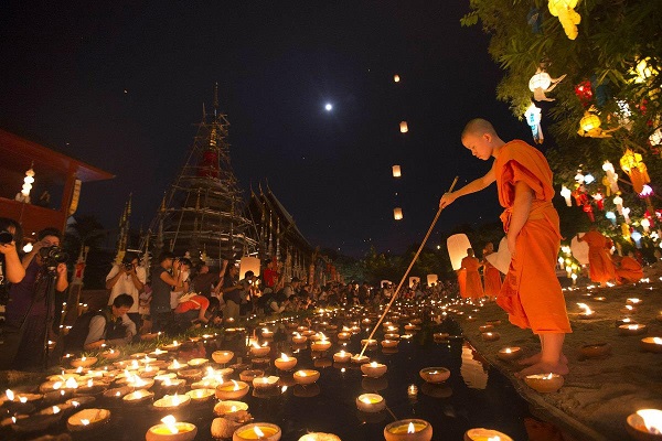 Rực rỡ đèn hoa tại lễ hội Loy Krathong, Thái Lan