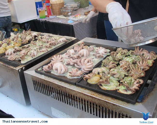 Món bạch tuộc nguyên con ở Bangkok