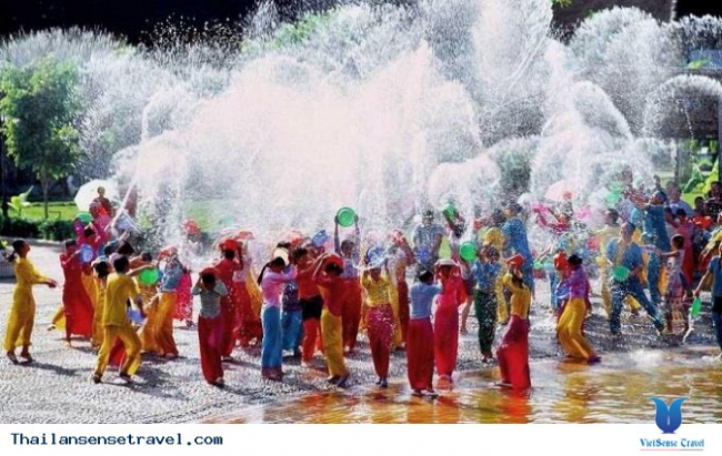 Tham gia lễ hội té nước Songkran lấy may của người Thái Lan