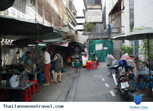 bangkok: hàng ngàn cá chép chiếm cứ đại siêu thị