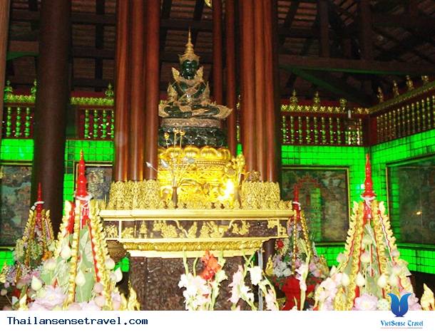 tham quan ngôi chùa phật ngọc lục bảo nổi tiếng tại thái lan