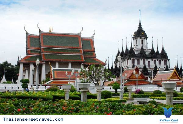 chùa ratchanaddaram tại bangkok thái lan