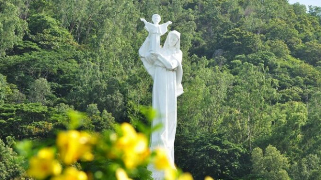 Statue of Our Lady of Bai Dau Vung Tau with charming scenery