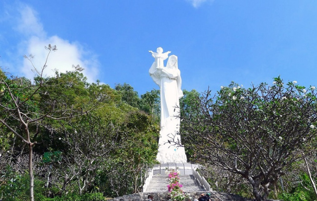 spiritual tourism, statue of our lady, strawberry beach vung tau, vung tau destination, statue of our lady of bai dau vung tau with charming scenery