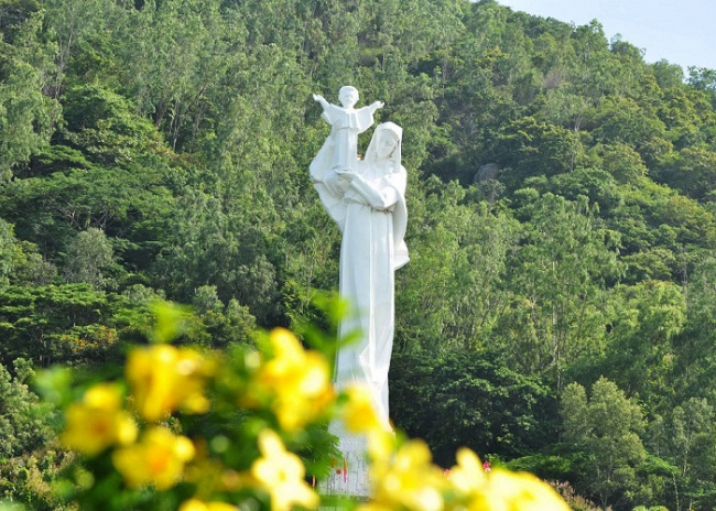 spiritual tourism, statue of our lady, strawberry beach vung tau, vung tau destination, statue of our lady of bai dau vung tau with charming scenery