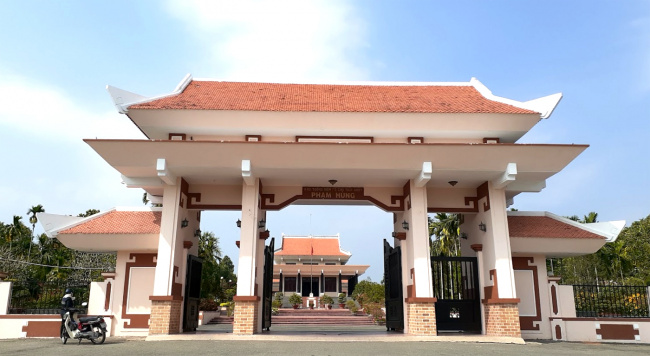 Khu lưu niệm Chủ tịch Hội đồng Bộ trưởng Phạm Hùng – Vĩnh Long