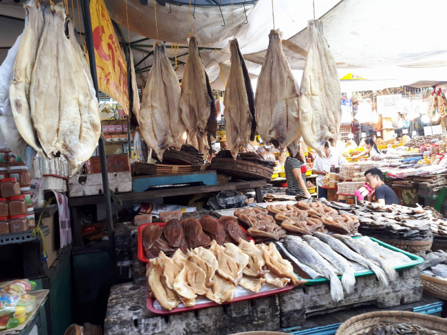 điểm mua sắm an giang, chợ châu đốc, kinh nghiệm mua sắm, ăn uống tại chợ châu đốc