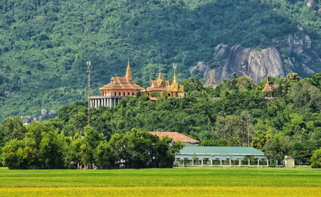 Chùa Tà Pạ – Ngôi chùa Khmer trên núi độc đáo ở An Giang