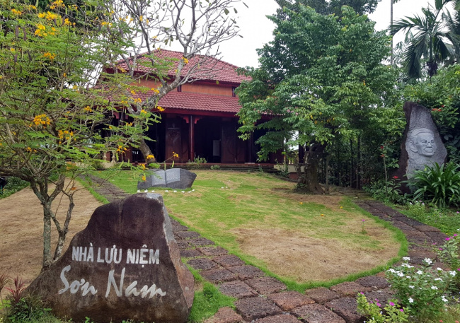 Thăm nhà lưu niệm nhà văn Sơn Nam ở Tiền Giang