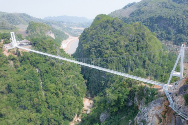 bach long bridge, moc chau, son la, the world’s longest pedestrian glass bridge is about to welcome guests in moc chau