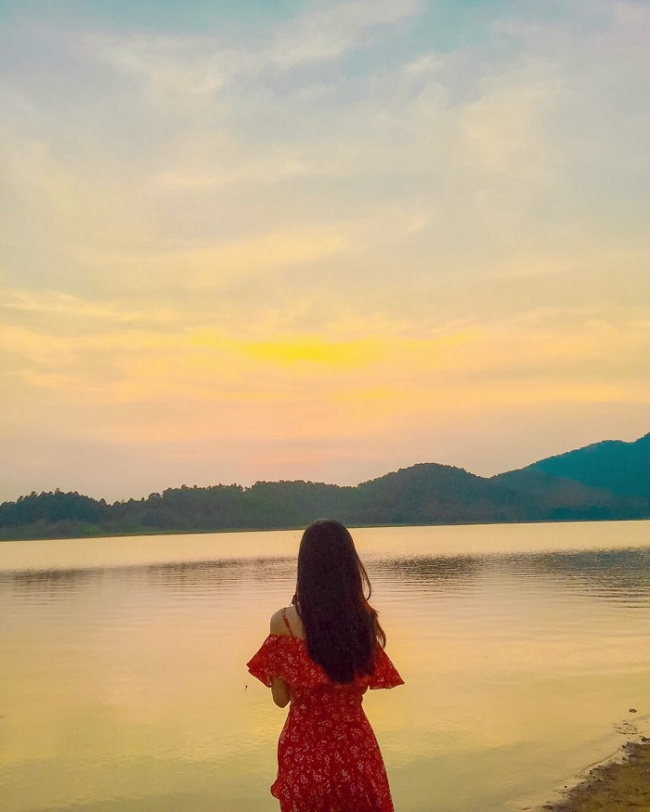 beautiful lake, dongguan clock, hanoi destination, hanoi suburban destination, picnic, ‘escape’ the inner city, about the beautiful lakes on the outskirts of hanoi