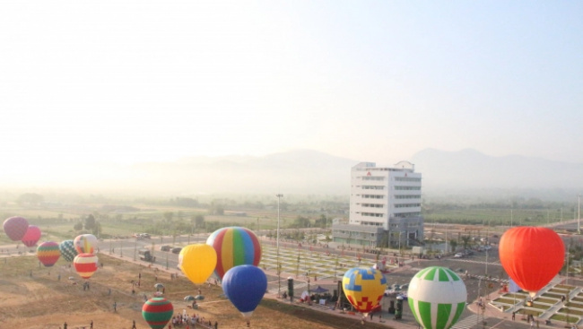 The first hot air balloon festival in the Central Highlands