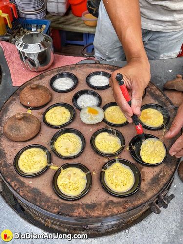 mọt đà lạt không thể bỏ qua hàng bánh căn trứng lòng đào ngon chuẩn vị núp hẻm ở quận 10