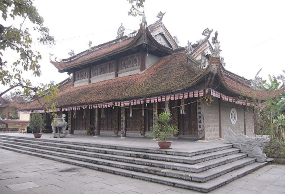 Đền Tam Giang, chùa Đại Bi linh thiêng giữa trời mây sông nước.