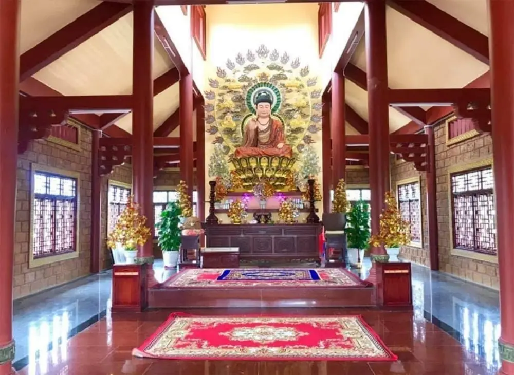 Chùa Lầu – Ngôi chùa màu đỏ với kiến trúc độc đáo bậc nhất khu vực miền tây