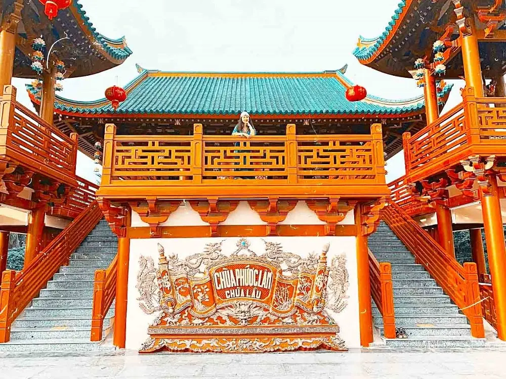 chùa lầu – ngôi chùa màu đỏ với kiến trúc độc đáo bậc nhất khu vực miền tây