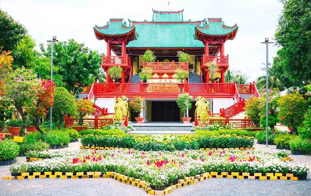 chùa lầu – ngôi chùa màu đỏ với kiến trúc độc đáo bậc nhất khu vực miền tây
