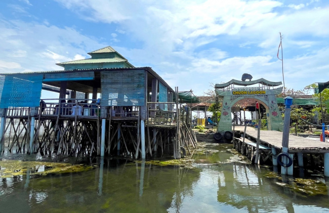 chuon lagoon, hue cuisine, hue tourism, thua thien hue tourism, the restaurant only sells seasonally on chuon lagoon